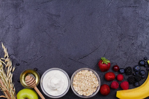 Yoghurt, havre flingor, färska äpplen, honung och sommarbär — Stockfoto