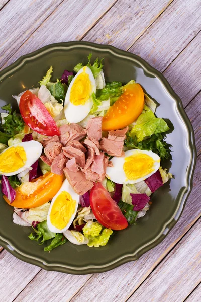 Салат из тунца, яиц и овощей — стоковое фото