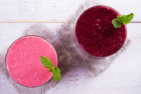 Smoothie aux baies d'été sur fond de bois blanc. Vue d'en haut, prise de vue studio en haut — Photo