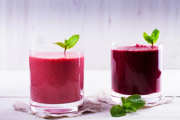 Smoothie aux baies d'été sur fond de bois blanc. Vue d'en haut, prise de vue studio en haut — Photo