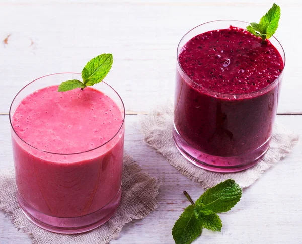 Nyári bogyós gyümölcsök smoothie fehér fa háttér. Kilátás a fenti, top studio lövés — Stock Fotó