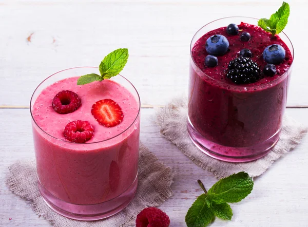 Smoothie aux baies d'été sur fond de bois blanc. Vue d'en haut, prise de vue studio en haut — Photo