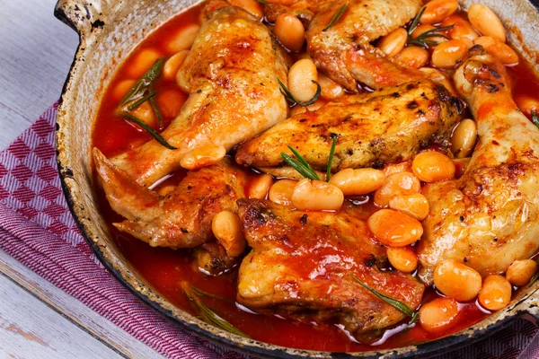 Жареная курица с картофелем, морковью, лукомпорей и