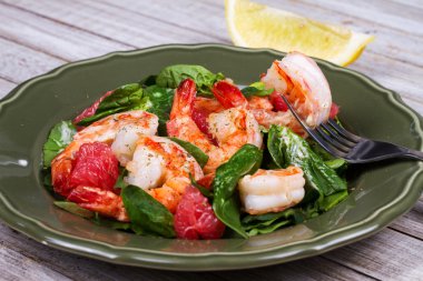 Yeşil plaka karides, greyfurt ve ıspanak salatası