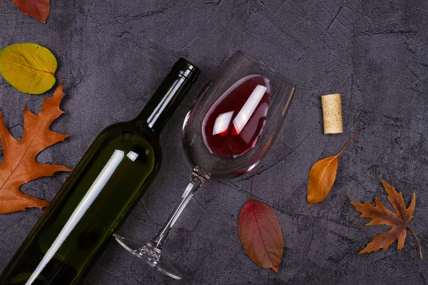 Cam ve bir şişe kırmızı şarap ve ekmek — Stok fotoğraf