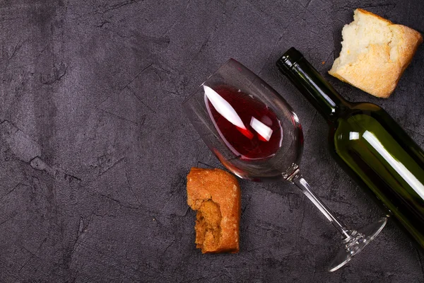 Copa y botella de vino tinto y pan — Foto de Stock