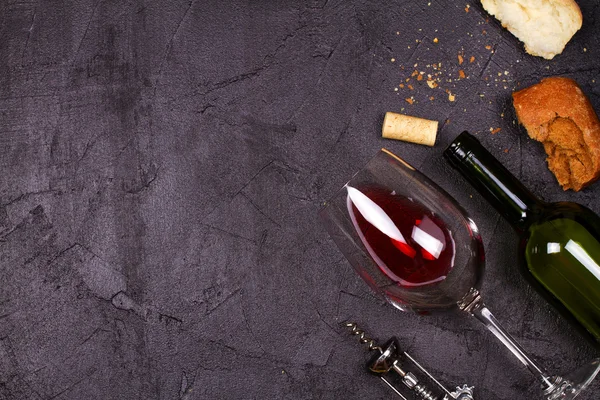 Glass and bottle of red wine and bread — Stock Photo, Image