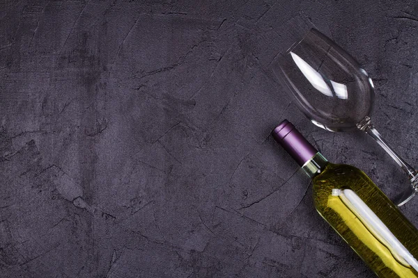 Copa y botella de vino tinto y blanco — Foto de Stock