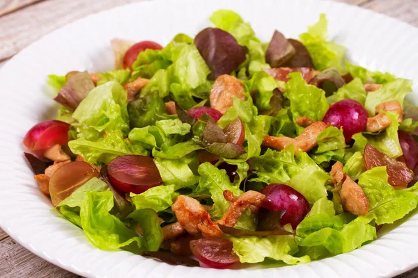 Chicken and red grape salad in white plate. — Stock Photo, Image