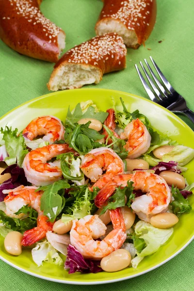 Salada de camarão e feijão branco — Fotografia de Stock