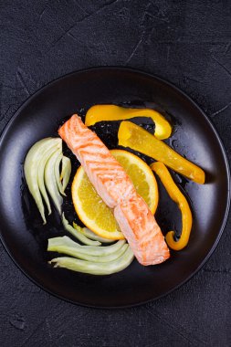 Rezene, biber ve portakal siyah plaka ile haşlanmış somon