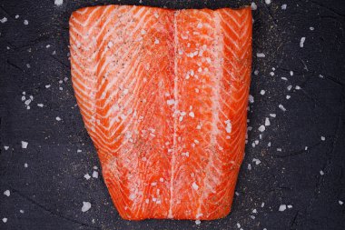 Siyah arka plan üzerine taze çiğ Somon Balık