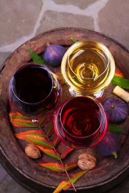 Kırmızı, gül ve beyaz gözlük ve şarap mahzeni üzüm şarap şişe