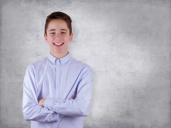 Portrait de jeune adolescent mignon souriant. Étudiant en chemise bleue — Photo