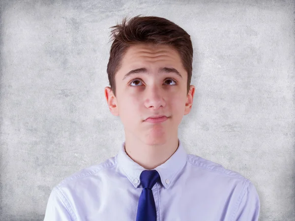 Portrait de jeune adolescent mignon souriant. Étudiant en chemise bleue — Photo