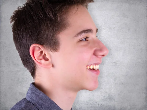 Retrato de joven sonriente adolescente lindo. Estudiante en camisa azul — Foto de Stock