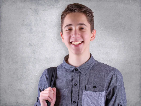 Portrait de jeune adolescent mignon souriant. Étudiant en chemise bleue — Photo