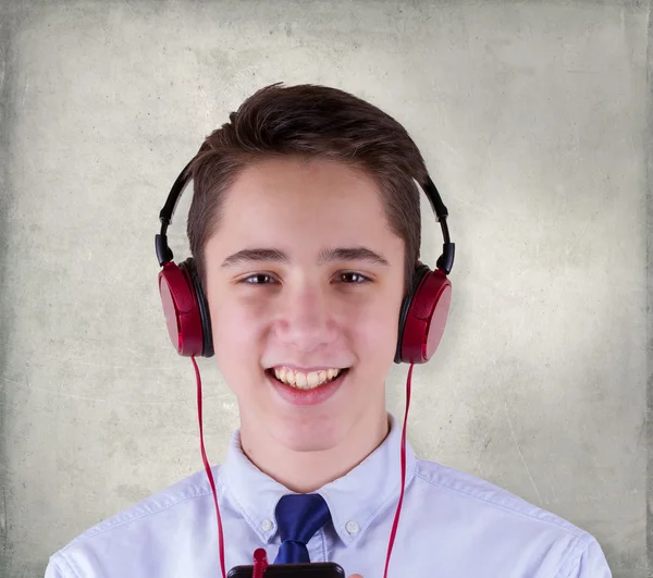 Portrait de jeune adolescent mignon souriant. Étudiant en chemise bleue — Photo