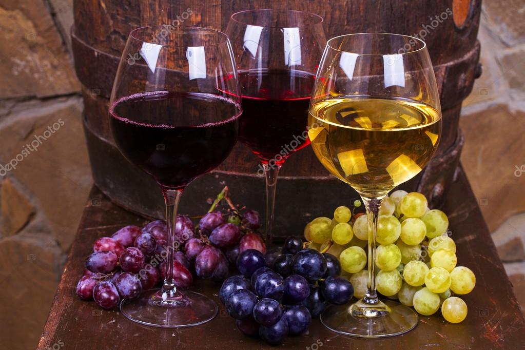 вино и виноград. бокал красного вина. домашнее вино из винограда. чача (напиток). вино.