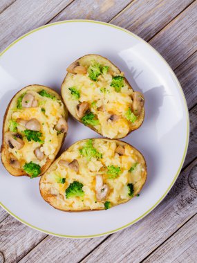 Brokoli, peynir ve mantar çorbası patates