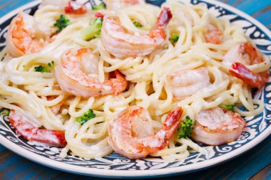 Kremalı karides ve brokoli makarna