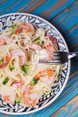 Kremalı karides ve brokoli makarna