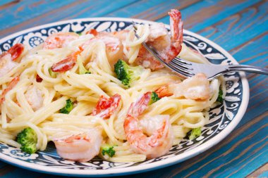 Kremalı karides ve brokoli makarna