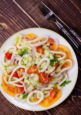 Mürekkep balığı, domates, soğan, yeşillik salatası