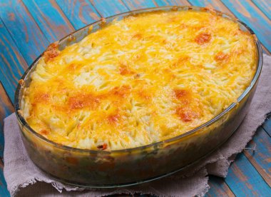 Patates, peynir, et, havuç, soğan ve yeşil bezelye güveç