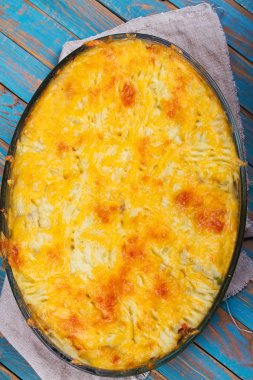 Patates, peynir, et, havuç, soğan ve yeşil bezelye güveç
