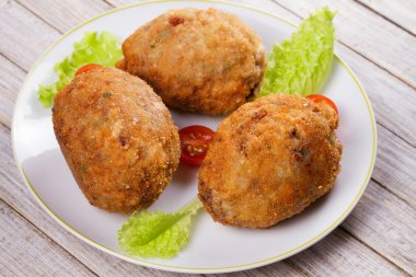 Viski yumurta domates kiraz ve beyaz tabakta salata ile servis