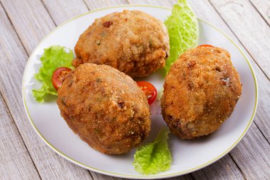 Viski yumurta domates kiraz ve beyaz tabakta salata ile servis