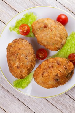 Viski yumurta domates kiraz ve beyaz tabakta salata ile servis