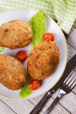 Viski yumurta domates kiraz ve beyaz tabakta salata ile servis