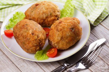 Viski yumurta domates kiraz ve beyaz tabakta salata ile servis