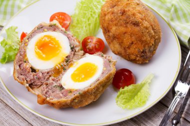 Viski yumurta domates kiraz ve beyaz tabakta salata ile servis