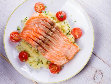 Somon balığı, domates, soğan ve kişniş ile ezilmiş patates