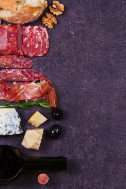 Mavi peynir, parmesan, salam, prosciutto, zeytin, biberiye ve ekmek ile kırmızı şarap