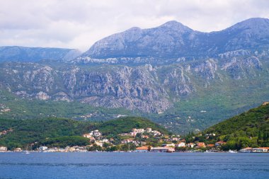 Eski kasaba deniz kıyısında. Herceg Novi - Kotor Koyu'nun girişinde bulunan Karadağ'ın kıyı şehir. Turistik cazibe seyahat
