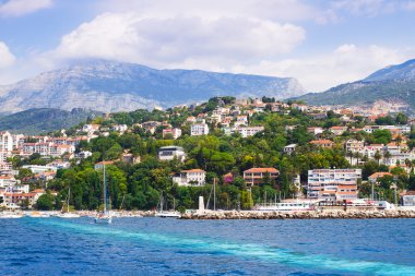 Eski kasaba deniz kıyısında. Herceg Novi - Kotor Koyu'nun girişinde bulunan Karadağ'ın kıyı şehir. Turistik cazibe seyahat