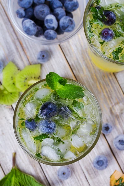 Kiwi och blueberry mojito. Fryst sommarbär cocktail — Stockfoto