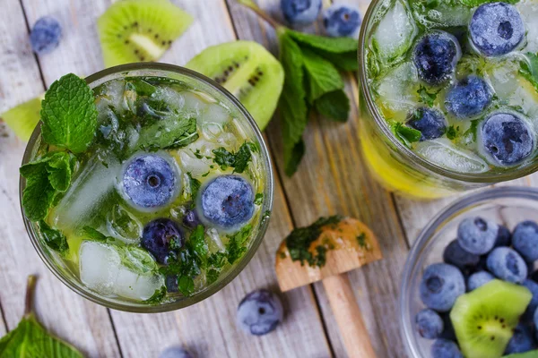 Kiwi et mojito aux myrtilles. Cocktail aux baies d'été congelé — Photo