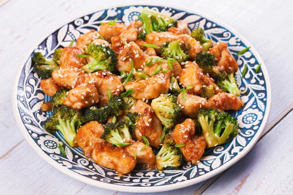 Susamlı tavuk ve brokoli — Stok fotoğraf