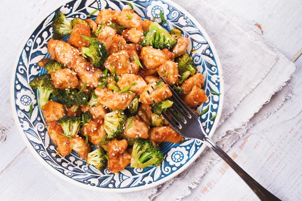 Susamlı tavuk ve brokoli — Stok fotoğraf