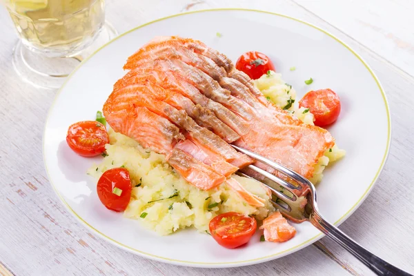 Somon balığı, domates, soğan ve kişniş ile ezilmiş patates — Stok fotoğraf