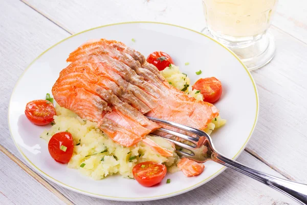 Somon balığı, domates, soğan ve kişniş ile ezilmiş patates — Stok fotoğraf