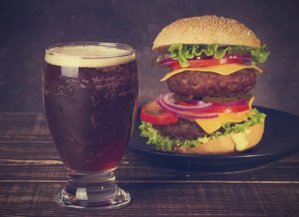 Delizioso hamburger con manzo, pomodoro, formaggio, lattuga e cipolla — Foto Stock