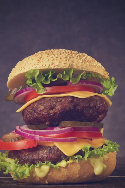 Ízletes Burger marha, paradicsom, sajt, saláta és hagyma — Stock Fotó