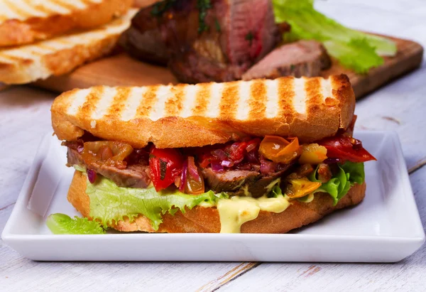 Sandwich de Carne con Tomates, Cilantro, Cebolla Roja y Ensalada Verde —  Fotos de Stock