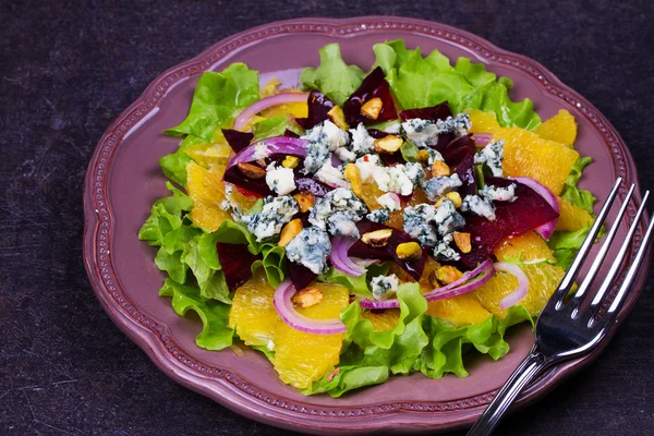 Blue Cheese, Orange, Beetroot, Red Onion and Pistachios Salad — Stock Photo, Image